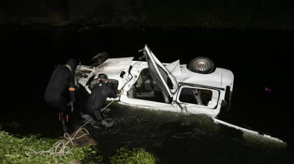 accident teribil in capitala un microbuz a cazut in raul dambovita sunt trei morti intre care un copil si sase raniti