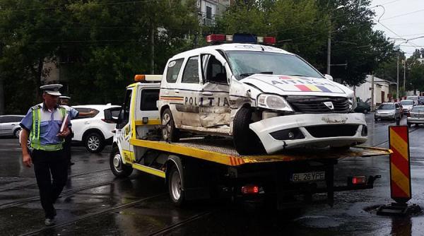galati masina de politie lovita in trafic de o dacie papuc accident soldat cu ranirea unuia dintre agenti