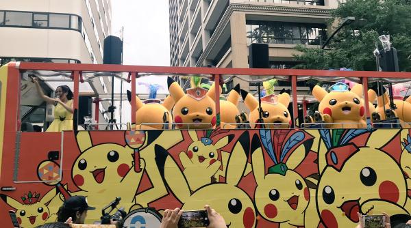 parada pikachu pentru fanii jocului pokemon go pe strazile din yokohama