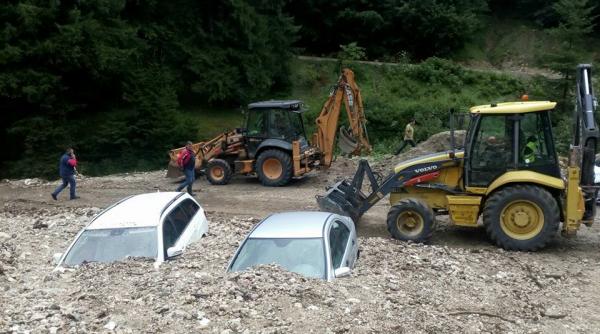 zarnesti doua masini au fost acoperite de un val de pietris dupa o alunecare de teren
