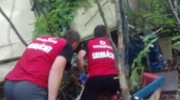 interventie de urgenta a salvamontistilor dupa ce o masina a cazut in prapastie