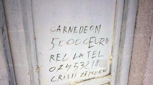 un anunt scrijelit pe usa metalica a garii le da fiori vasluienilor vand carne de om 50 000 euro