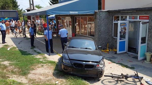 un sofer a intrat cu masina pe terasa unui bar si a ranit 3 oameni