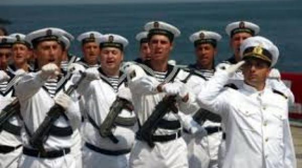 zeci de mii de persoane au participat la exercitiul fortele navale romane cu ocazia zilei marinei