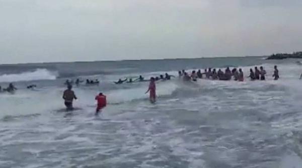 lant uman pe plaja din eforie pentru salvare a doua surori care s au aventurat in larg