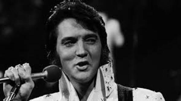 mii de fani ai lui elvis presley au participat la o slujba organizata in fata casei artistului la 40 de ani de la moartea sa