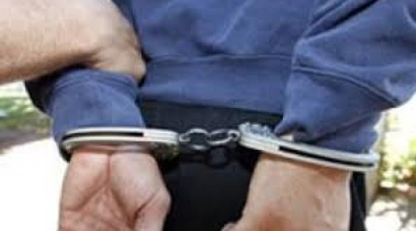 un barbat cu probleme psihice i a taiat gatul mamei sale pentru ca nu l a lasat sa fumeze in camera de hotel