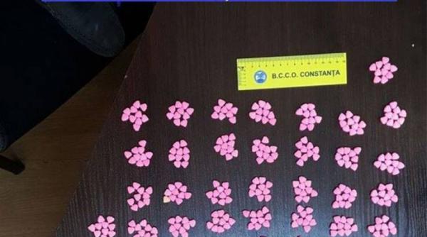 flagrant in zona cluburilor de fite din mamaia trei tineri au fost prinsi de mascati cu 1 000 de pastile de ecstasy