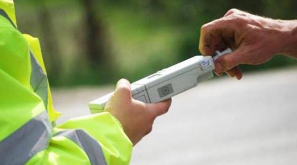 situatie incredibila in trafic un politist era mai beat decat soferul pe care l a pus sa sufle in fiola