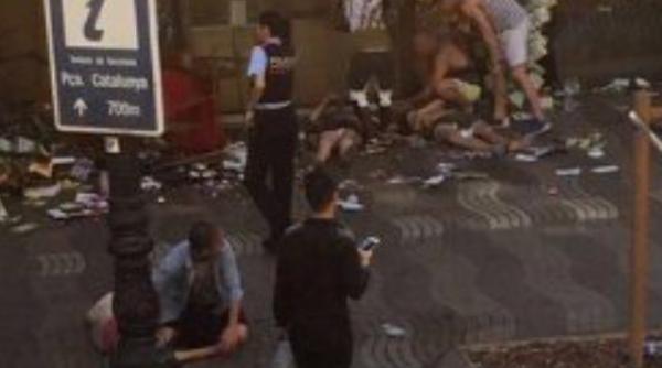 video alerta update atac terorist la barcelona o duba a intrat in oameni oficial 13 morti si 50 de raniti