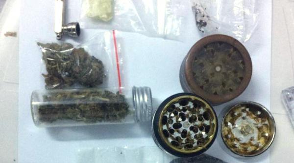 doi tineri drogati care aveau asupra lor joint uri si amfetamina retinuti de jandarmi in vama veche