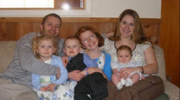 s a fotografiat cu familia si a pus poza pe net la scurt timp cineva a alertat politia ce a observat in fotografie