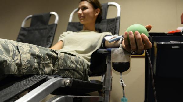 tinerete fara batranete sau inselaciune sangele adolescentilor vandut cu 6 200 de lire doza