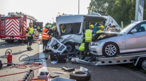 microbuz plin cu romani implicat intr un grav accident in belgia un roman a murit pe loc alti patru au fost descarcerati