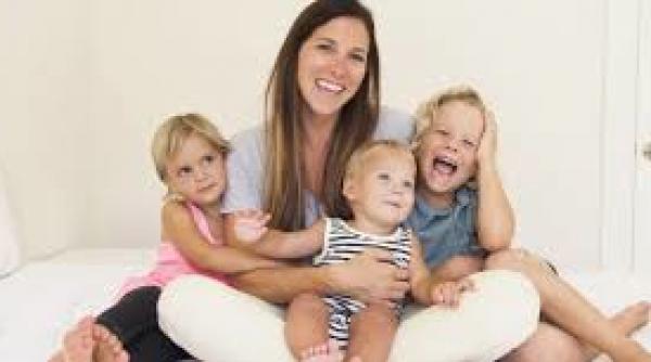 veste soc despre noua lege a pensiilor mamele cu trei copii se pot pensiona cu sase ani mai devreme