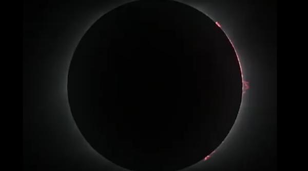 video 3 explozii solare uriase vizibile in timpul eclipsei totale