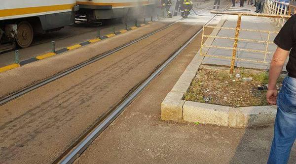 panica pentru calatorii unui tramvai din capitala o garnitura de pe linia 25 a luat foc circulatia este blocata