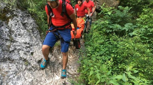 caras severin salvamontistii intervin pentru o turista care si a rupt piciorul in cheile carasului