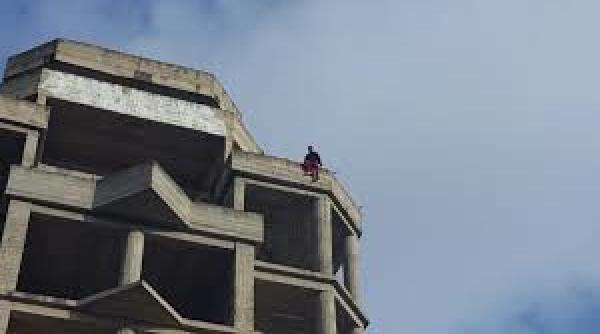 clipe de tensiune maxima in oradea un tanar a amenintat ca se arunca in gol