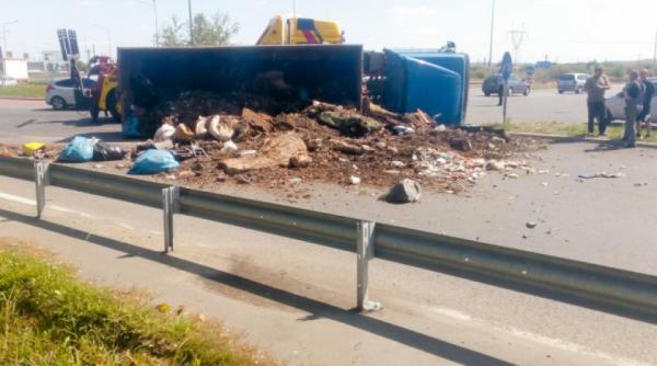 imagine terifianta pe o sosea din oradea un camion plin de gunoi s a rasturnat intr un sens giratoriu
