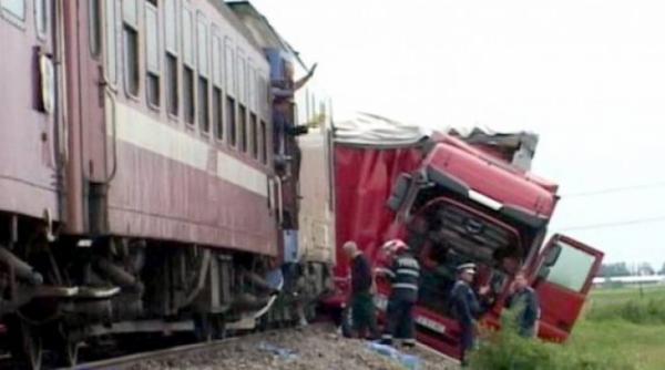 traficul feroviar blocat in continuare in valcea soferul unui tir a adormit la volan iar autotrenul a fost lovit de un tren regio