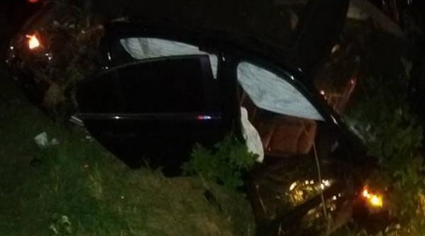 un barbat si un copil raniti dupa ce s au rasturnat cu masina intr un sant