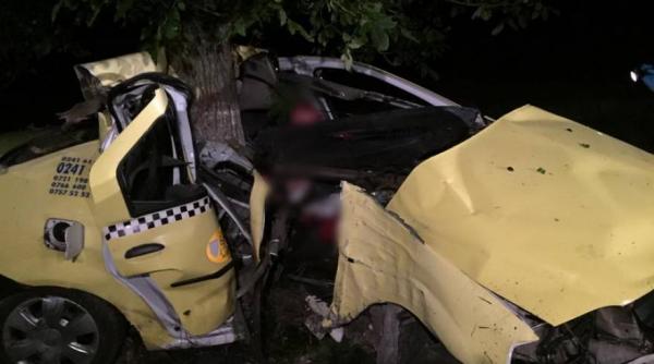 o masina infasurata in jurul unui copac descoperita de un trecator in constanta