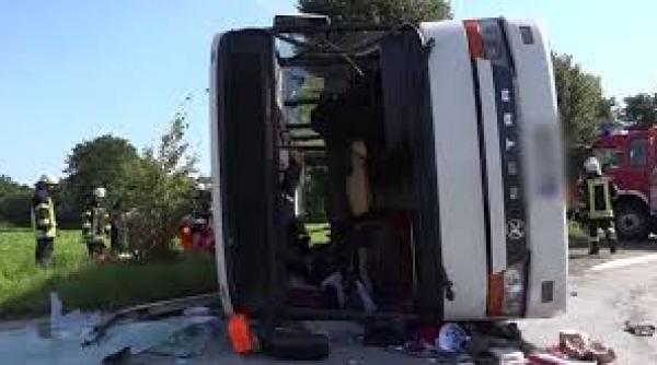 rusia cel putin 14 persoane au murit dupa ce un autobuz s a rasturnat in rusia