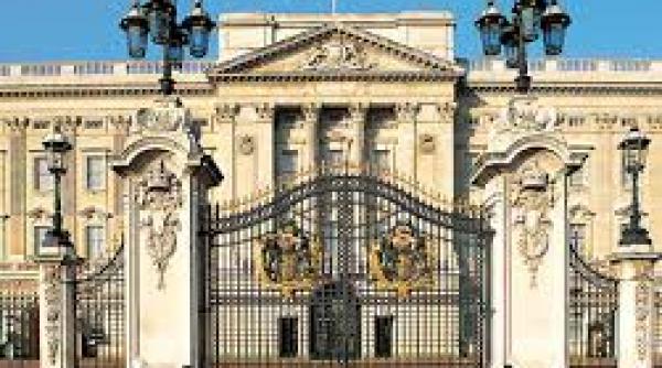 alerta in fata palatului buckingham agresorul avea o sabie si a strigat allah akbar