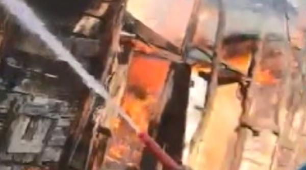 incendiu de proportii in galati satenii au sarit sa stinga focul cu sifoanele