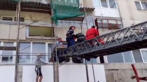 miracol un pitestean a cazut de la etajul 5 si a scapat cu viata ramanand agatat intr o plasa de protectie de la etajul 2