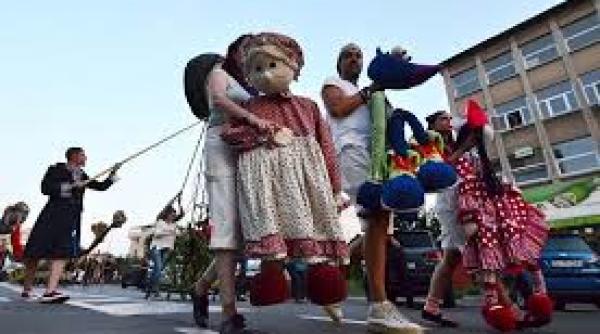papusi gigantice s au plimbat in alai pe strazile din craiova