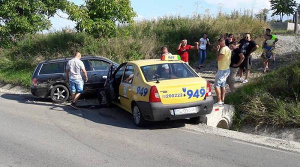 accident in judetil sibiu un tanar a intrat cu masina intr un taxi