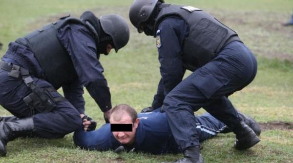 clipe de teroare la botosani un barbat a iesit cu toporul pe strada si a inceput sa loveasca a fost necesara interventia trupelor speciale