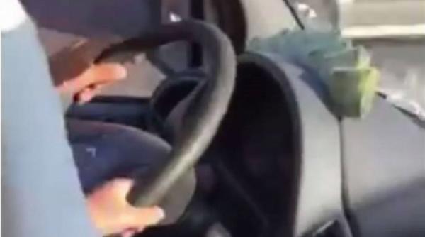 gest inconstient soferul unui microbuz din constanta risca sa ajunga dupa gratii dupa ce a lasat un copil sa conduca masina plina cu calatori