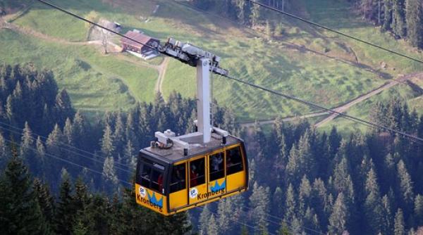 panica in hunedoara 17 turisti printre care si doi copii au ramas blocati in telecabina care urca la dealul cetatii deva