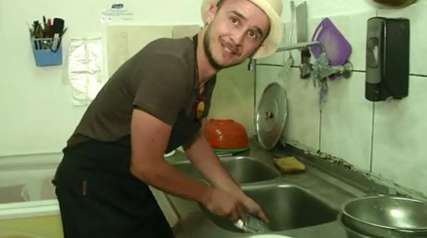 serban copot a fost nevoit sa spele vase in grecia la o taverna