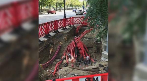 alerta in centrul bucurestiului o groapa plina cu cabluri neizolate este abandonata de luni de zile