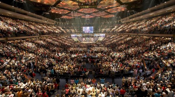 cea mai mare biserica din statele unite ale americii aflata in houston isi inchide usile in timpul uraganului harvey