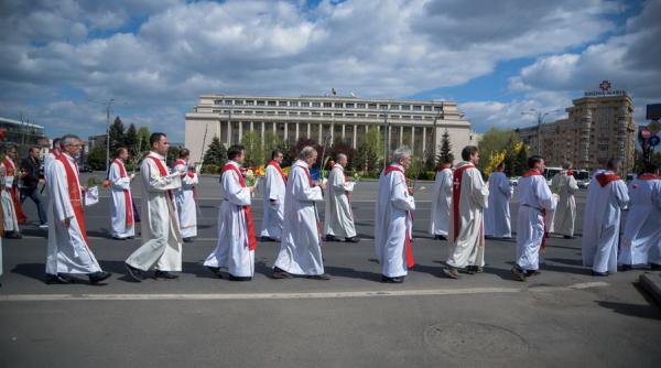 exodul profesionistilor si preotii pleaca la slujit afara