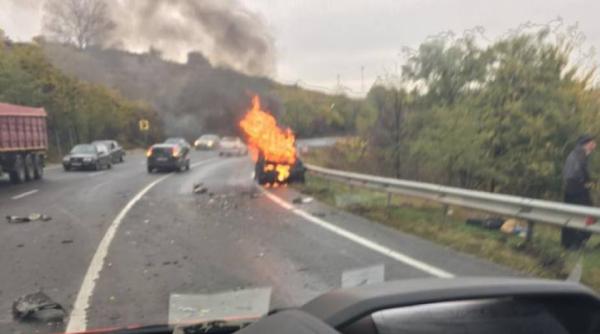 accident cumplit o masina a luat foc dupa un impact frontal cu un tir