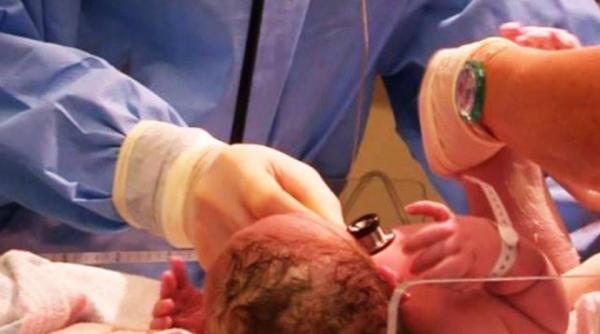 miracol un nou nascut a fost salvat de la moarte de un politist dupa ce a fost aruncat in wc de propria mama