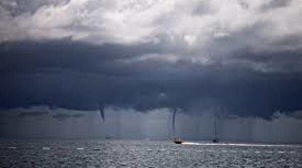 video imagini ca de film horror un avion a zburat pe langa trei tornade aflate pe marea neagra