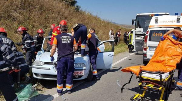 doi oameni au ramas incarcerati dupa ce o masina a fost spulberata de un autocar