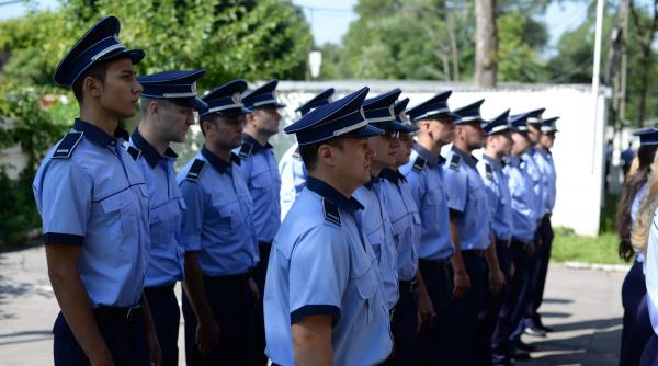 mai mai multi politisti mai putina carte