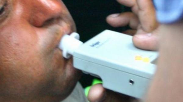 record la alcolemie la volan in caras severin un sofer era atat de beat incat politistii au crezut ca s a stricat aparatul alcooltest