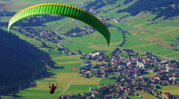 sfarsit de vacanta tragic pentru un turist australian care a murit dupa ce s a prabusit cu parapanta in maramures