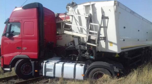 accident feroviar in timis un tren de calatori a sarit de pe sine dupa impactul puternic cu un tir