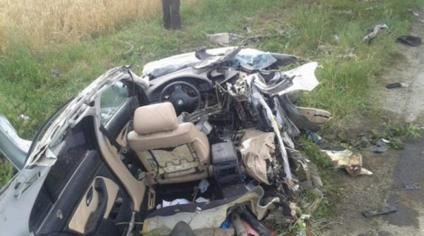 accident grav pe autostrada doi tineri au murit pe loc iar alti trei sunt in stare grava dupa ce un bmw s a incolacit pe un stalp