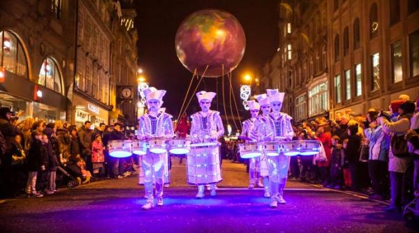 constanta festivalului international art district scoate teatrul in strada